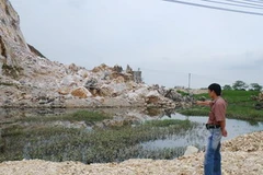 Thắng cảnh biến thành công trường khai thác đá. (ảnh: Hồng Ninh)