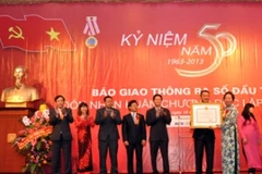 Phó Chủ tịch nước Nguyễn Thị Doan trao Huân chương Độc lập hạng Ba cho tập thể báo Giao thông vận tải. (Ảnh: Hùng Võ/Vietnam+)
