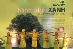 Điệu múa Ấn Độ được nhóm trẻ trình diễn hưởng ứng ngày môi trường. (Ảnh: Hùng Võ/Vietnam+)