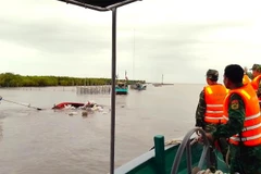 Lực lượng tìm kiếm, cứu hộ kéo tàu gặp nạn vào cửa biển Rạch Gốc để khắc phục hậu quả. (Nguồn: Báo Biên phòng)
