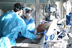 Điều trị cho bệnh nhân nhiễm COVID-19 tại bệnh viện ở Cremona, Italy. (Ảnh: AFP/TTXVN)