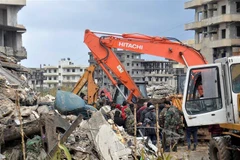 Lực lượng cứu hộ tìm kiếm nạn nhân tại hiện trường đổ nát sau trận động đất tại Jableh, tỉnh Latakia, Syria. (Ảnh: THX/TTXVN)