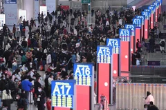 Hành khách tại nhà ga đường sắt Thâm Quyến, tỉnh Quảng Đông, Trung Quốc. (Ảnh: THX/TTXVN)