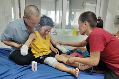 Cháu C. đang được điều trị tại Bệnh viện đa khoa Vùng Tây Nguyên. (Ảnh: TTXVN phát)