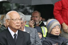 Ông bà Kikuo và Chizuko Suzuki tại lễ tưởng niệm. (Nguồn: Kyodo)