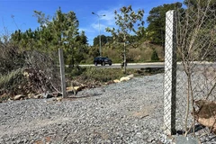 Tuyến đường đấu nối trái phép được rải một lớp đá dăm, đặt trụ bêtông hai bên tại đoạn nối với mép đường cao tốc. (Ảnh: Nguyễn Dũng/TTXVN)