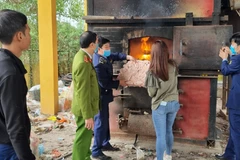 Lực lượng chức năng tiêu hủy toàn bộ số chân gà đông lạnh không rõ nguồn gốc, xuất xứ. (Nguồn: Báo Bắc Giang)