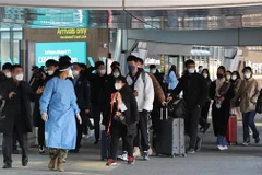 Du khách Trung Quốc được hướng dẫn tới khu vực kiểm dịch COVID-19 tại sân bay quốc tế Incheon, phía Tây Seoul (Hàn Quốc). (Ảnh: YONHAP/TTXVN)