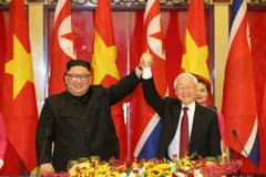 Tổng Bí thư Nguyễn Phú Trọng và Chủ tịch Triều Tiên Kim Jong-un nắm tay nhau, thể hiện tình hữu nghị giữa hai Đảng, hai Nhà nước và nhân dân Việt Nam-Triều Tiên, ngày1/3/2019. (Ảnh: Trí Dũng/TTXVN)