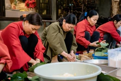 Tái hiện lại các công đoạn trong hoạt động làm bánh chưng Tết của người Việt. (Ảnh: Thùy Dung/TTXVN)