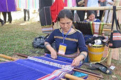 Các nghệ nhân dệt thổ cẩm tại liên hoan. (Ảnh: Dư Toán/TTXVN)