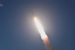 Một tên lửa đạn đạo tầm ngắn của Triều Tiên được phóng thử từ khu vực Sukchon, tỉnh Pyongan hướng về vùng biển phía Đông nước này, ngày 20/2/2023. (Ảnh: YONHAP/TTXVN)