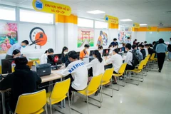 Thí sinh đến nhập học tại trường Đại học Công nghệ Thành phố Hồ Chí Minh (HUTECH). (Ảnh: Thu Hoài/TTXVN)