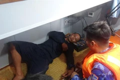 Cán bộ quân y trên Tàu CSB 2002, Bộ Tư lệnh Vùng Cảnh sát biển 4 động viên, chăm sóc y tế cho ngư dân gặp nạn. (Ảnh: TTXVN phát)