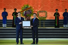 Phó Thủ tướng Trần Hồng Hà trao Quyết định của Thủ tướng công nhận Bảo vật Quốc gia đối với 3 hiện vật của tỉnh Bắc Ninh. (Ảnh: Thái Hùng/TTXVN)