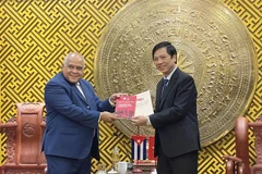 Ông Orlando Hemandez Guillen (trái), Đại sứ Cuba tại Việt Nam, trao tặng quà lưu niệm cho đại diện lãnh đạo tỉnh Quảng Trị. (Ảnh: Thanh Thủy/TTXVN)