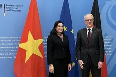 Thứ trưởng Bộ Công Thương Phan Thị Thắng và Quốc vụ khanh Bộ Kinh tế và Bảo vệ khí hậu liên bang Đức Udo Philipp. (Ảnh: Phương Hoa/TTXVN)
