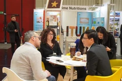 Các doanh nghiệp Việt Nam và khách hàng trao đổi về sản phẩm tại Hội chợ Biofach 2023, tổ chức tại thành phố Nürnberg, bang Bayern, miền Nam nước Đức. (Ảnh: TTXVN phát)