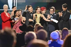 Dàn diễn viên của Everything Everywhere All At Once trên mục nhận giải thưởng. (Nguồn: Getty Images)