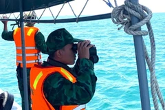 Cán bộ chiến sỹ Đồn Biên phòng Hòn Chuối ra biển tìm kiếm cứu hộ, cứu nạn trên biển. (Nguồn: CTV Biên phòng)