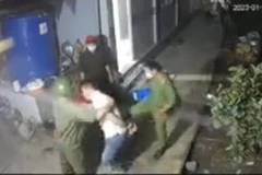 Đại úy Phan Văn Trung là người mặc sắc phục công an xuất hiện trong clip đang gây xôn xao dư luận. (Nguồn: Cắt từ clip)