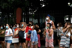 Người dân Philippines sơ tán ra bên ngoài các tòa nhà sau trận động đất ngày 27/7/2022. (Ảnh: AFP/TTXVN)