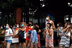 Người dân Philippines sơ tán ra bên ngoài các tòa nhà sau trận động đất ngày 27/7/2022. (Ảnh: AFP/TTXVN)