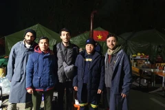 Những người bạn tình nguyện viên Thổ Nhĩ Kỳ đến chào Đại tá Nguyễn Minh Khương và đoàn công tác trước khi phải di chuyển đến điểm cứu trợ mới. (Ảnh: Trường Duy/TTXVN)