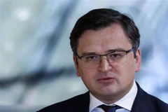 Ngoại trưởng Ukraine Dmytro Kuleba phát biểu tại một cuộc họp báo ở Brussels, Bỉ, ngày 21/2/2022. (Ảnh: AFP/TTXVN)