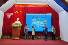 Nghi thức bấm nút phát động cuộc thi. (Ảnh: Mai Trang/TTXVN)