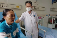 Các y bác sĩ căn dặn những người được xuất việc tiếp tục uống thuốc đều đặn theo hướng dẫn. (Ảnh: Đoàn Hữu Trung/TTXVN)