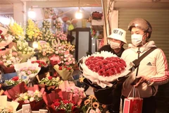 Một bó hoa Hồng hình trái tim được chọn mua. (Ảnh: Hoàng Hiếu/TTXVN)