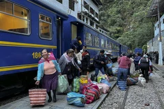 Hành khách tới Machu Picchu (Peru) trên chuyến tàu hỏa đầu tiên được nối lại sau 3 tuần đình chỉ. (Ảnh: AFP/TTXVN)