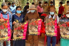 Người dân địa phương nơi bé gái tử vong cảnh báo về sự nguy hiểm của dịch cúm gia cầm. (Nguồn: AP)