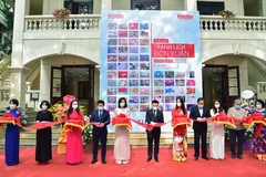 Các đại biểu cắt băng khai mạc triển lãm. (Nguồn: Báo Nhân Dân)