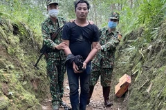 Đối tượng Pich Phan Na bị lực lượng chức năng bắt giữ. (Ảnh: Hồng Ánh/TTXVN phát)