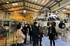 Đại sứ Việt Nam tại Pháp Đinh Toàn Thắng thăm tập đoàn sản xuất trực thăng Airbus Helicopters. (Ảnh: Bùi Dũng/TTXVN)