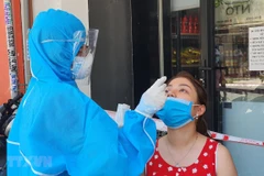 Lấy mẫu xét nghiệm COVID-19. (Ảnh minh họa. Nguồn: TTXVN)