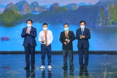 Phó Thủ tướng Thường trực Phạm Bình Minh và Trưởng Ban Tuyên giáo Trung ương Nguyễn Trọng Nghĩa trao giải nhất cho các tác giả đoạt giải. (Ảnh: Tuấn Đức/TTXVN)