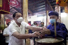 Chủ tịch UBND tỉnh Kiên Giang Lâm Minh Thành thắp hương tại Chánh điện Đình Nguyễn Trung Trực. (Ảnh: Hồng Đạt/TTXVN)