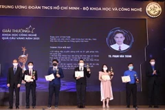Các tài năng trẻ nhận Giải thưởng Khoa học công nghệ Quả cầu vàng năm 2021. (Ảnh: TTXVN)