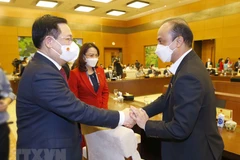 Chủ tịch Quốc hội Vương Đình Huệ với các đại biểu. (Ảnh: Doãn Tấn/TTXVN)