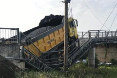 Nhịp dẫn phía mố B cầu dây văng Bình Phong Thạnh bắc qua sông Vàm Cỏ Tây bị sụp đổ, hư hỏng hoàn toàn. (Ảnh: Thanh Bình/TTXVN)