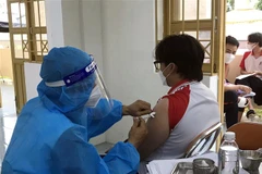 Tiêm vaccine ngừa COVID-19 ở Kon Tum. (Nguồn: TTXVN)