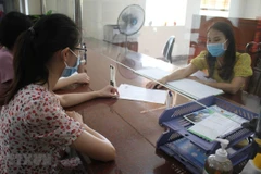 Người dân làm thủ tục nộp thuế. (Ảnh minh họa. Nguồn: TTXVN)
