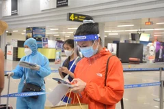 Hành khách làm thủ tục tại Cảng Hàng không quốc tế Đà Nẵng. (Ảnh: Văn Dũng/TTXVN)