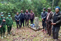 Lực lượng biên phòng Quảng Nam bắt giữ 7 người nhập cảnh trái phép. (Ảnh: TTXVN phát)