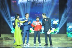 Giao lưu với vận động viên Nguyễn Thị Thu Nhi vô địch thế giới hạng mini-flyweight Boxing Thế giới (WBO). (Ảnh: Minh Đức/TTXVN)