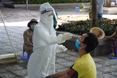 Nhân viên y tế lấy mẫu test nhanh cho người dân xã Long Sơn, thành phố Vũng Tàu - vùng đỏ của tỉnh. (Ảnh: Hoàng Nhị/TTXVN)