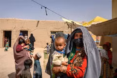 Phụ nữ và trẻ em sơ tán tránh xung đột tại tỉnh Helmand, Afghanistan. (Ảnh: AFP/TTXVN)